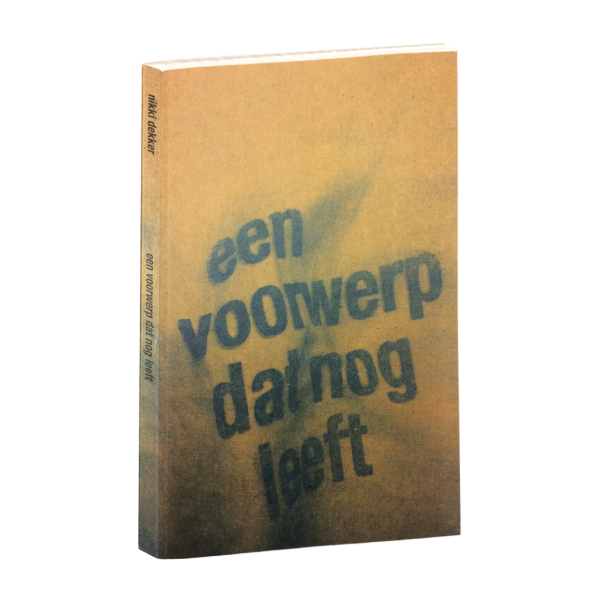 Cover chapbook 'Een voorwerp dat nog leeft' van Nikki Dekker